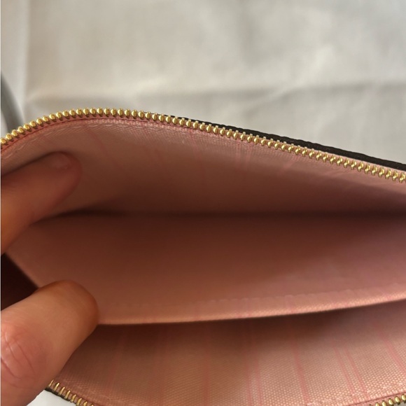 Louis Vuitton Neverfull Pouch - Picture 2 of 3